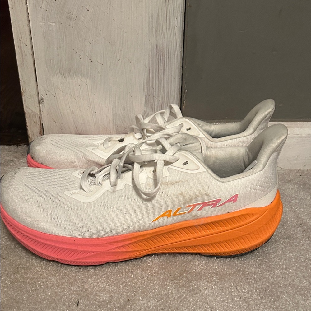 Altra Experience Flow 2 size 10 in white/pink barely used